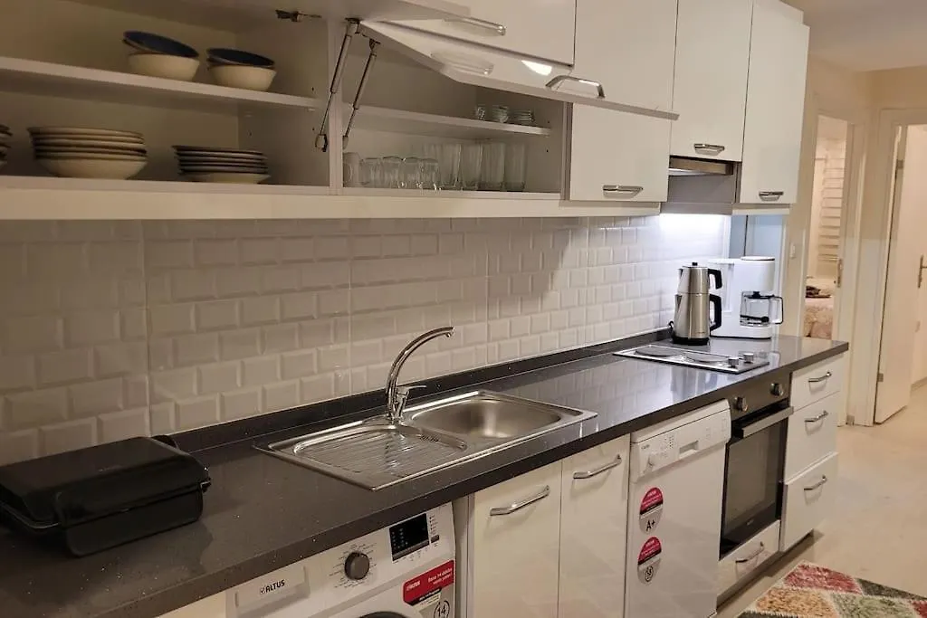 1 Min To Metro, Cosy Flat For 8 Guests, 2Nd Floor Apartment Istanbul